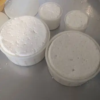 Moulage des tommettes de chèvre