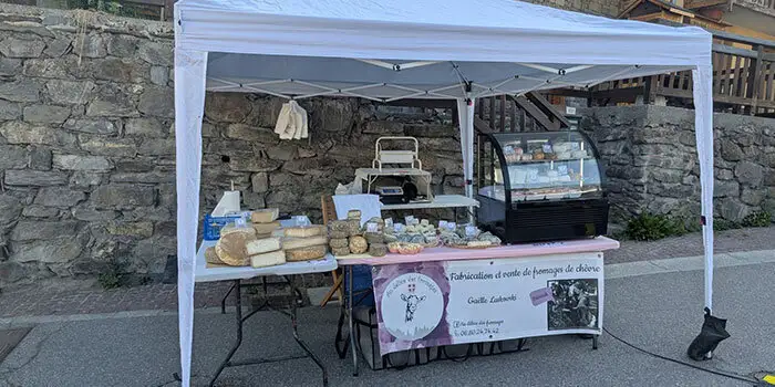 Le stand de la chèvrerie sur le marché